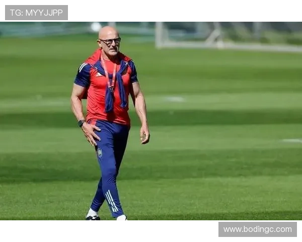 世体：西甲已批准巴萨引进什琴斯尼顶替重伤的特尔施特根